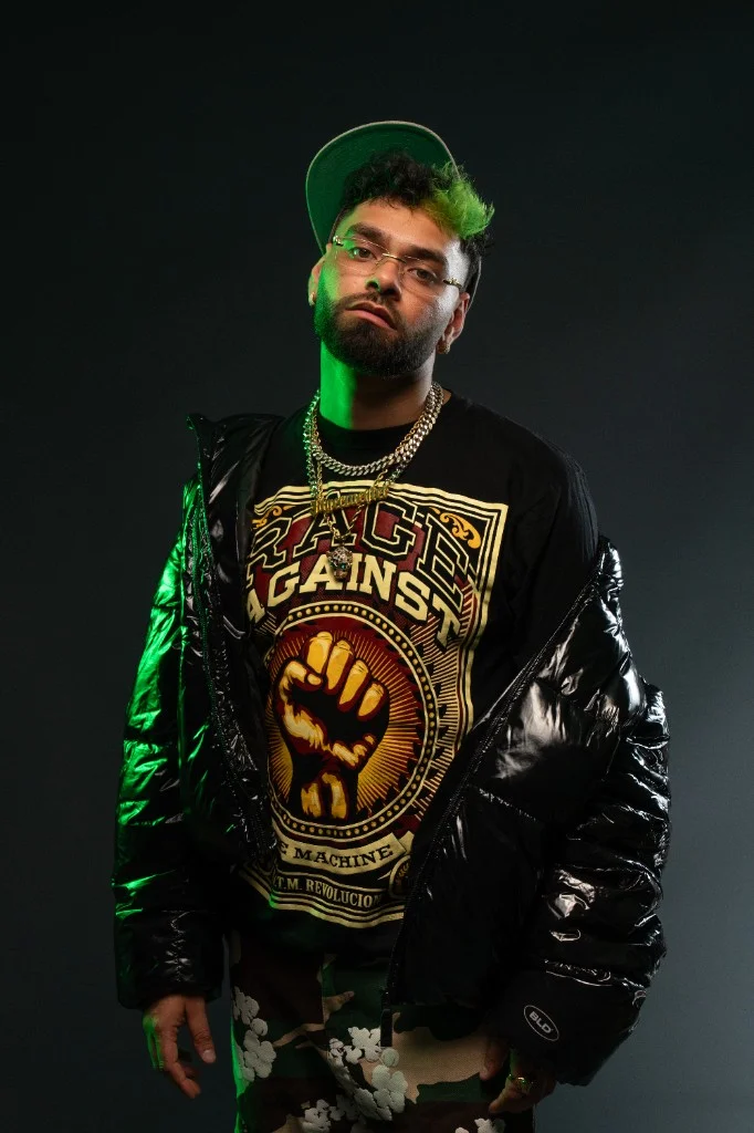 Franky Dazz en sesión de estudio con chaqueta Adidas