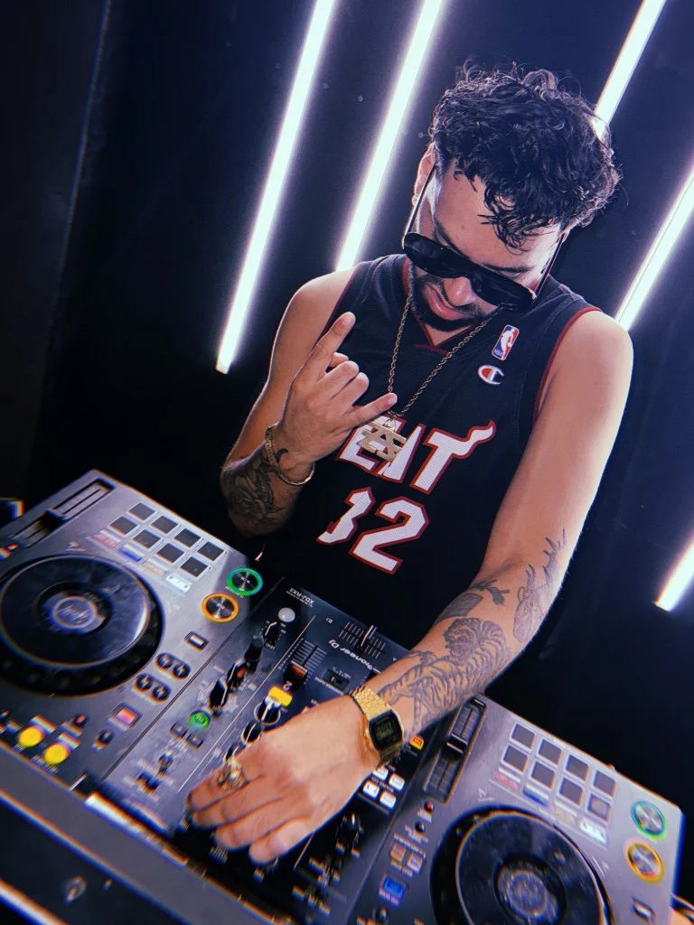 Franky Dazz pinchando en directo